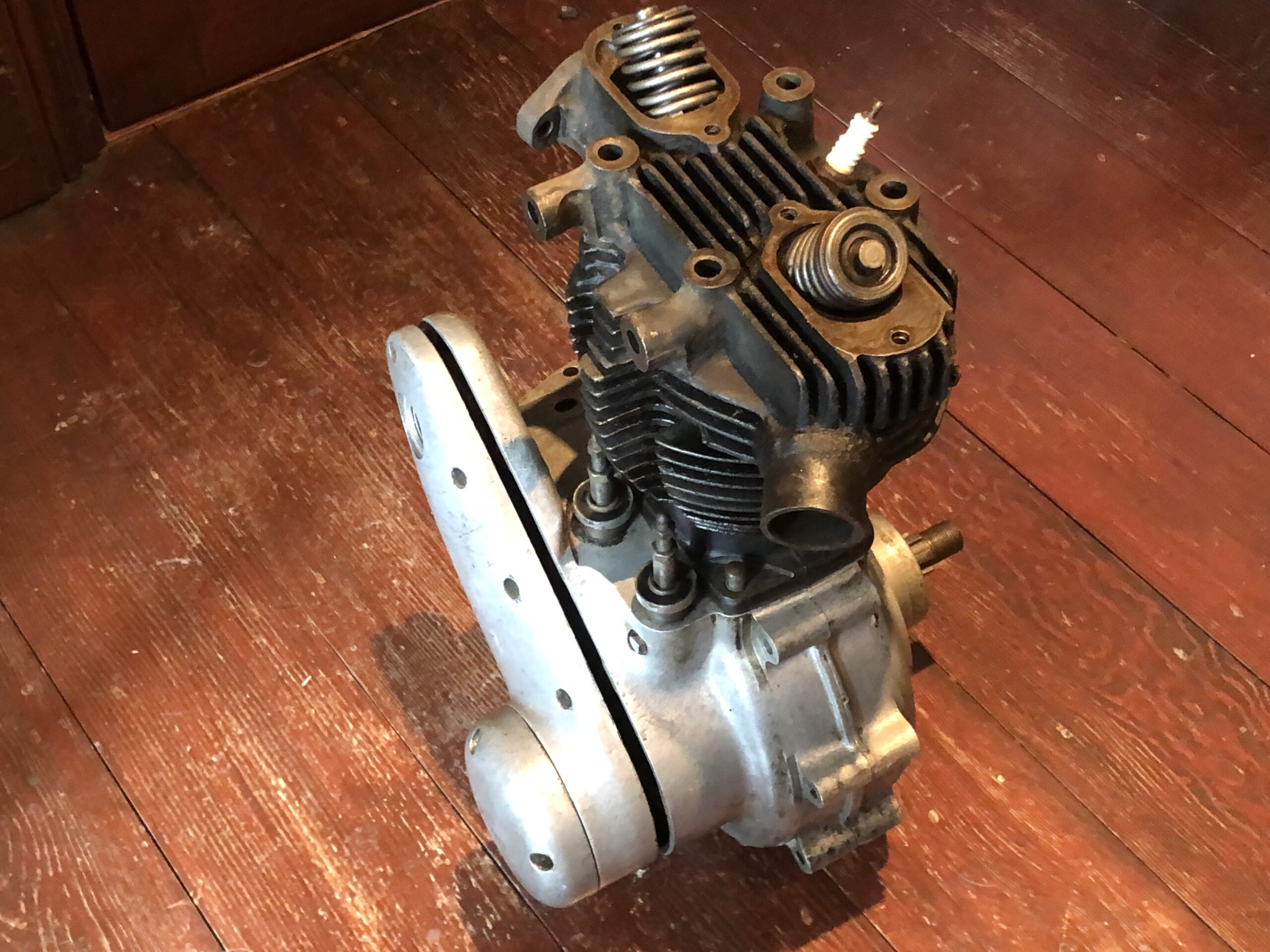 1939 Triumph Single 250cc OHV 2H engine for rebuild. Bought as a spare for my Triumph T70. I have now bought a spare T70 engine. This 2H motor is not needed