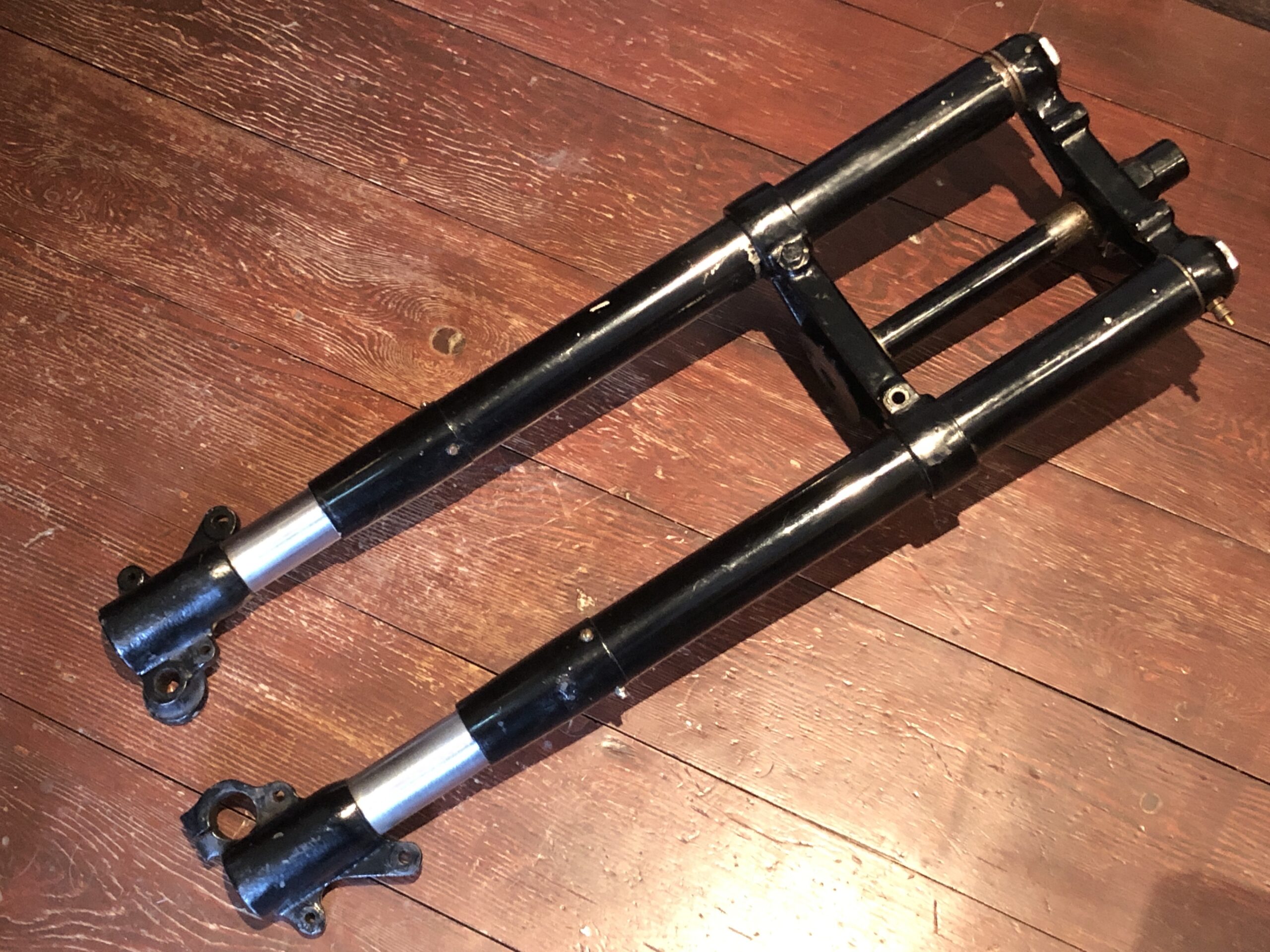 Velocette Dowty forks. I believe these Oleomatic air forks suit Velocette iron MAC, iron MSS and most late KSS. May use on Panther & some Scotts motorcycles